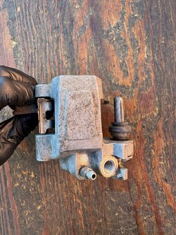 Nissin brzdový třmen s držákem zadní brzda Yamaha YZ WRF YZF - 9