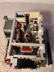 Lego Town Square Pub 10255 - 9