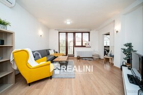 Prodej prostorného třípatrového rodinného domu 300 m2 v Karv - 9