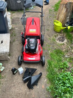Prodám jak novou sekačku s pojezdem BRIGGS & STRATTON® - 9