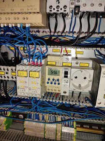 Elektro rozvaděč plný elektroniky - 9