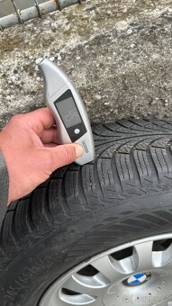 BMW 5 e39 originál – kola (alu. disky+pneu 205/65 R15) - 9