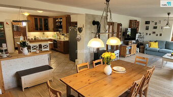 Prodej dvougeneračního RD 7+1/T, 310m2, se zahradou 966m2, S - 9