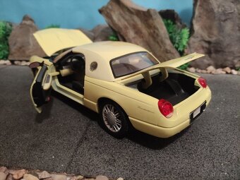 prodám model 1:18 ford thunderbird 2000 - 9