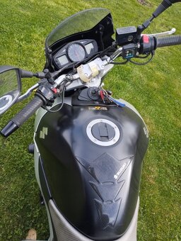Suzuki GSR 600 - 9