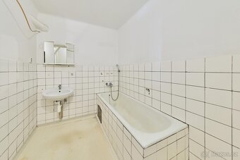 Prodej bytu 2+1 na Jiráskově nám. v Trutnově - 9