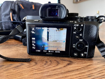 Prodám Sony A7 II + Sony FE 50mm f/1.8 + battery grip atd... - 9