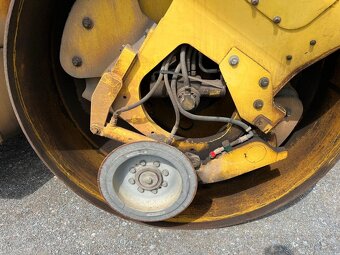 VIBRAČNÍ VÁLEC BOMAG BW 184 , ROK 2004 - 9