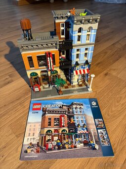 LEGO 10246 Detektivní kancelář - Z VÝSTAVKY + SVĚTLA - 9