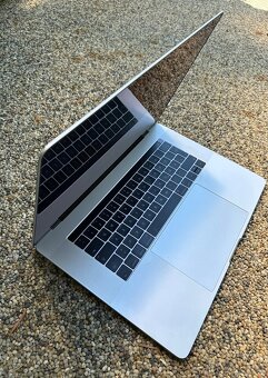 MacBook Pro 15, 500GB, sequoia, i7 - 9