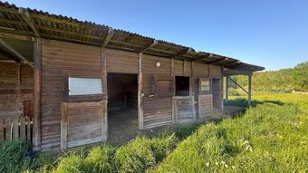 Stáj pro koně s boxy a seníkem - 9