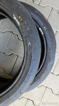 Nový slick-E Dunlop GP Racer 190/55/17 - 9