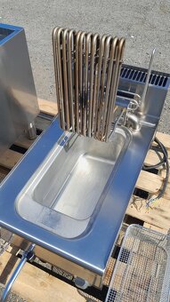 Elektrická fritéza Mareno FQE 41 na podestavbě. ( 9 kw - 9