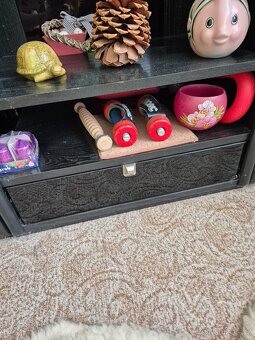 Černá obývací stěna s vitrínou - 9