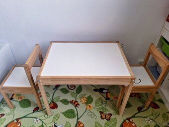 Dětský stůl se židlemi IKEA LÄTT vč. držáku na roli papíru - 9