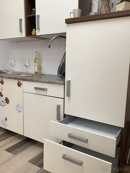 Světlá moderní kuchyně IRMA - 9