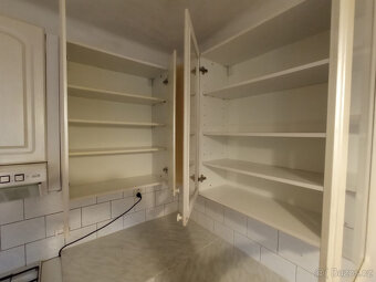 Starší světlá kuchyň s dřezem a sporákem - 9