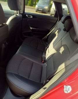 Kia Cee'd 1.6 CRDi Kombi 136k Business Line - 9