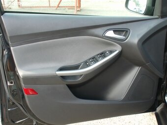 Ford Focus, 1,6 16V hatchback park.senzory,vyhř.sedadla - 9