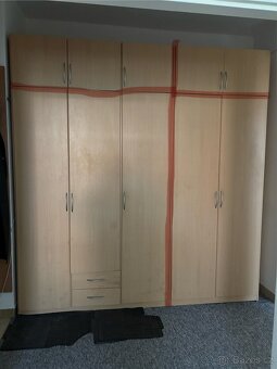 Velká šatní skříň – světlé dřevo, hodně úložného prostoru - 9