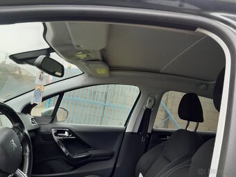 Peugeot 208 1.2 81 KW Panorama,kamera,serviska - 9
