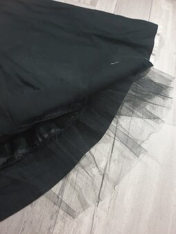 Krásné černé šaty bez ramínek - 9