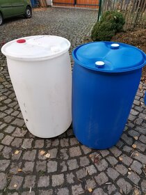 Kanystry plast 20Ltr. Bílé a modré za 60Kč, 15Ltr. 50Kč. PM - 9