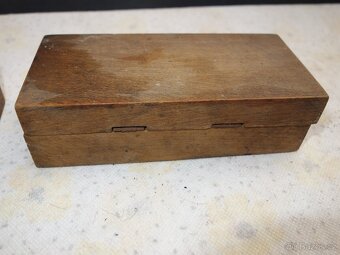 Dvě sady starých mosazných závažíček v krabičkách - 9