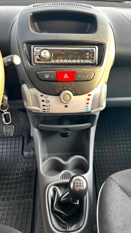 Peugeot 107 - pětidveřové hezké auto. - 9