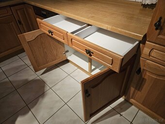 Masivní kuchyňská linka se spotřebiči - 9