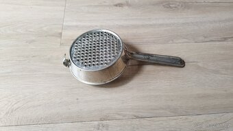 Skleničky, poháry, hrnek a cedník - 9