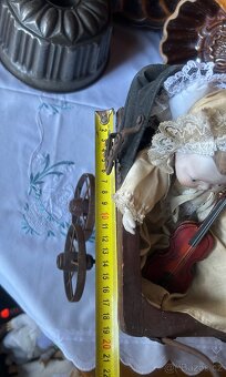 Sběratelský komplet – kočárek + porcelánová panenka - 9