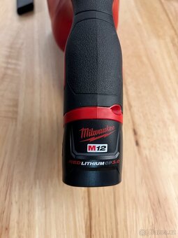 Milwaukee M12 Nový Vysavač na Prodej - 9