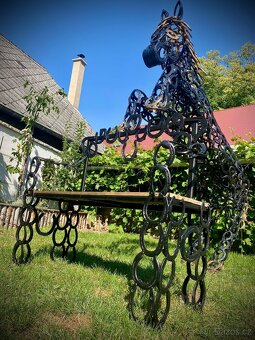 Koně z podkov v životní velikosti - 9