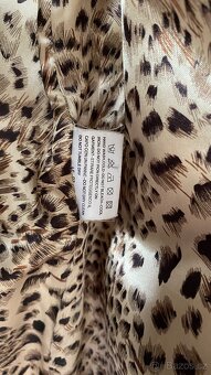 Zimní kabát s kožešinovým límcem - 9