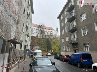 Pronájem nově zrekonstruovaného, prostorného bytu kousek od - 9