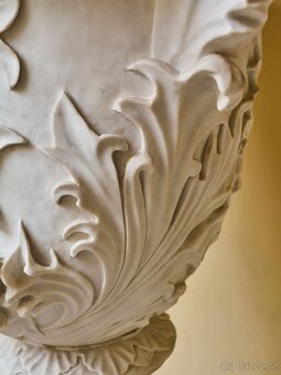 Monumentální klasicistní mramorová váza s figurální výzdobou - 9