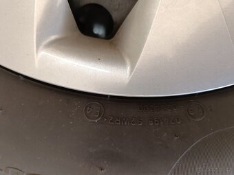 Prodám kompletní kola i s originálními poklicemi Hyundai. - 9