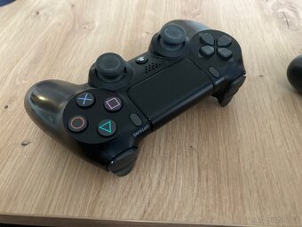 ZAMLUVENONabízím k prodeji své 2 ovladače DualShock pro PS 4 - 9