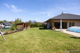 Prostorný rodinný dům 5+kk s velkou zahradou a bazénem na kr - 9