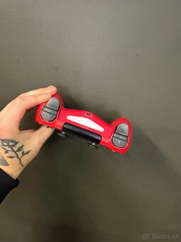 PS4 konzole s dvouma ovladači - 9