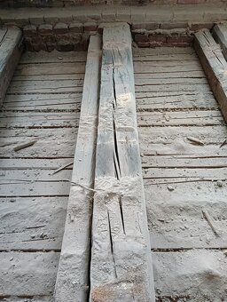 Prodám stropní trámy 150 let staré ručně tesané - 9