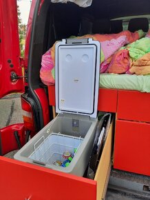 VW Transporter T5 s přestavbou na kempování - 9