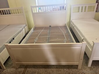 Hezká bílá postel-letiště IKEA HEMNES 140x200 - 9