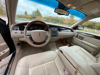 2011 Lincoln Town Car Signature Limited - 9