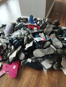 216 kus nové ,Mix papučí, pantoflí, sandálů značkové - 9
