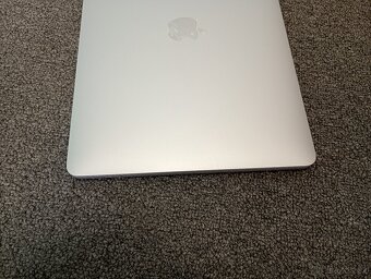 MacBook PRO 13 palců Apple M1 chip 8 GB RAM 256 ssd 120cykl - 9