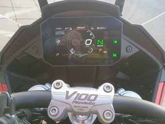 Moto Guzzi V100 Mandello v plné výbavě - 9