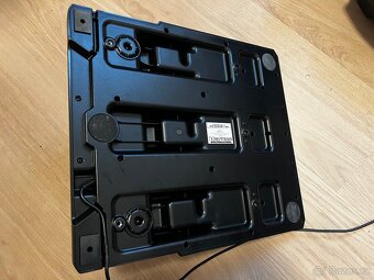 Thrustmaster T300 + pedály - 9