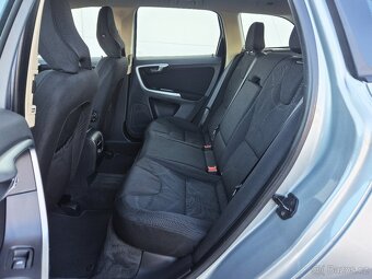 VOLVO XC60 2.4D 5 VÁLEC 4x4 MANUAL 1 MAJITELKA PARK SENZORY - 9